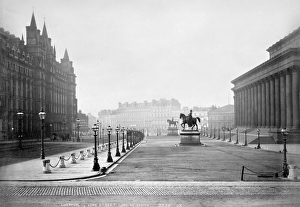 Equestrian statues, St. George's Hall, Liverpool M950878 Equestrian statues, St. George's Hall, Liverpool M950878