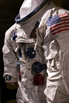 <b class=qtipBold><figcaption>Borman's Apollo spacesuit</figcaption></b><br>Frank Borman's Apollo spacesuit on display at the Museum of Science and Industry, Chicago, Illinois, USA. Borman was the commander of the Apollo 8 mission, which flew around the Moon in December 1968.<br><em>© MARK WILLIAMSON/SCIENCE PHOTO LIBRARY</em> Borman's Apollo spacesuit