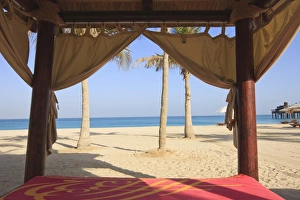 Four poster sunlounger on Jumeirah Beach and the Burj Al Arab Hotel, Jumeirah Beach Four poster sunlounger on Jumeirah Beach and the Burj Al Arab Hotel, Jumeirah Beach