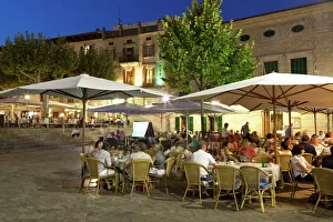 Restaurants in the Plaza Mayor, Pollenca (Pollensa), Mallorca (Majorca) Restaurants in the Plaza Mayor, Pollenca (Pollensa), Mallorca (Majorca)