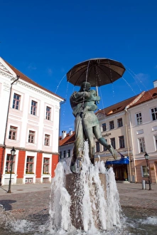 Statue of lovers (Suudlevad Tudengid), Town Hall Square (Raekoja Plats), Tartu, Estonia, Baltic States, Europe Statue of lovers (Suudlevad Tudengid), Town Hall Square (Raekoja Plats), Tartu, Estonia, Baltic States, Europe