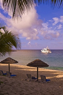 Yacht off Long Beach (Baie Longue), St. Martin (St. Maarten), Netherlands Antilles Yacht off Long Beach (Baie Longue), St. Martin (St. Maarten), Netherlands Antilles