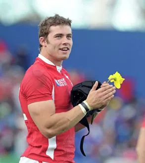 Leigh Halfpenny (Wales) holds a daffodil Leigh Halfpenny (Wales) holds a daffodil