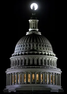 FULL MOON RISES BEHIND US CAPITOL DOME FULL MOON RISES BEHIND US CAPITOL DOME