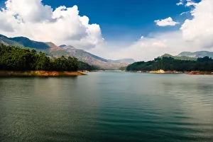 <b class=qtipBold><figcaption>Beauty of the Nature</figcaption></b><br>Munnar is a hill station on the Western Ghats, a range of mountains situated in the Idukki district of the Indian state of Kerala. Beauty of the Nature