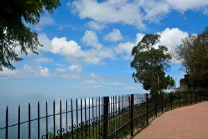 <b class=qtipBold><figcaption>Coakers Walk</figcaption></b><br>Coakers Walk in Kodaikanal hill station in Tamil Nadu, India. Coakers Walk