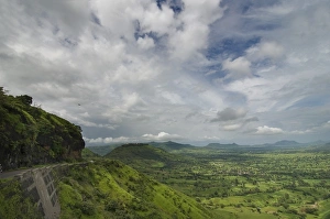 <b class=qtipBold><figcaption>Green carpet</figcaption></b><br>Western Ghats under cloudy sky in Mahabaleshwar, Satara. Green carpet