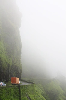 <b class=qtipBold><figcaption>Hilly Road</figcaption></b><br>Varandha Ghat road full with cloud Hilly Road