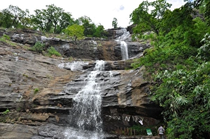 <b class=qtipBold><figcaption>Idukki</figcaption></b><br>Idukki located in the western Ghats of Kerala. It has picturesque landscape of tea gardens waterfalls, and beautiful lakes. Favorite summer vacation destination for tourist in southern India. Idukki
