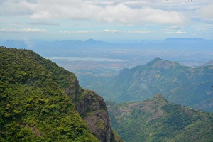 <b class=qtipBold><figcaption>Kodaikanal Landscape</figcaption></b><br>Kodaikanal landscape with beautiful mountain range and lake views. Kodaikanal Landscape