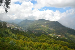 <b class=qtipBold><figcaption>Kodaikanal Landscape</figcaption></b><br>Kodaikanal Landscape with lovely mountains and cloudy skies.<br><em>© © 2015 Jay Radhakrishnan</em> Kodaikanal Landscape