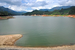 <b class=qtipBold><figcaption>Munnar Lake</figcaption></b><br>Munnar hill station located in the western Ghats of Idukki district of Kerala. It has picturesque landscape of tea gardens and beautiful lakes. Favorite summer vacation destination for tourist in southern India. Munnar Lake
