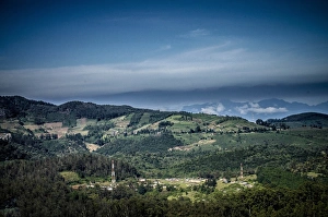 <b class=qtipBold><figcaption>The Nilgiris Landscape</figcaption></b><br>The View from Kakori Beta ahead of Ooty. The Nilgiris Landscape