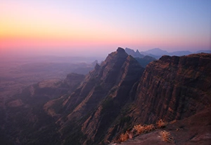 <b class=qtipBold><figcaption>Precipitous cliff</figcaption></b><br>Harishchandragad Konkan kada (Cliff facing Konkan) geographical structures of western ghats, in India. Precipitous cliff