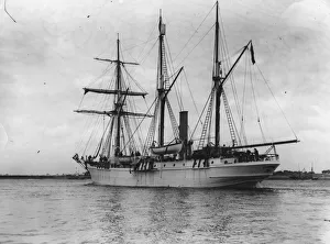 <b class=qtipBold><figcaption>SS Endurance leaving Millwall Docks</figcaption></b><br>August 01, 1914: Irish explorer Sir Ernest Shackleton's ship SS Endurance after leaving Millwall Docks, bound for the Antarctic. (Photo by Topical Press Agency/Getty Images)<br><em>© This content is subject to copyright.</em> SS Endurance leaving Millwall Docks