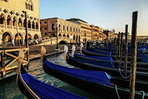 Sunrise view on gondola station near Piazza San Marco with Palazzo Ducale (Doges Palace Sunrise view on gondola station near Piazza San Marco with Palazzo Ducale (Doges Palace