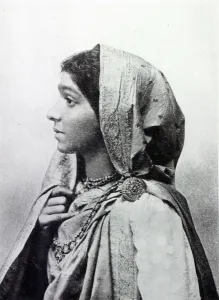 Sarojini Naidu (b/w photo) Sarojini Naidu (b/w photo)