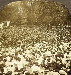 The surging throng listening to address of President Roosevelt on River Commons, Wilkes-Barre The surging throng listening to address of President Roosevelt on River Commons, Wilkes-Barre